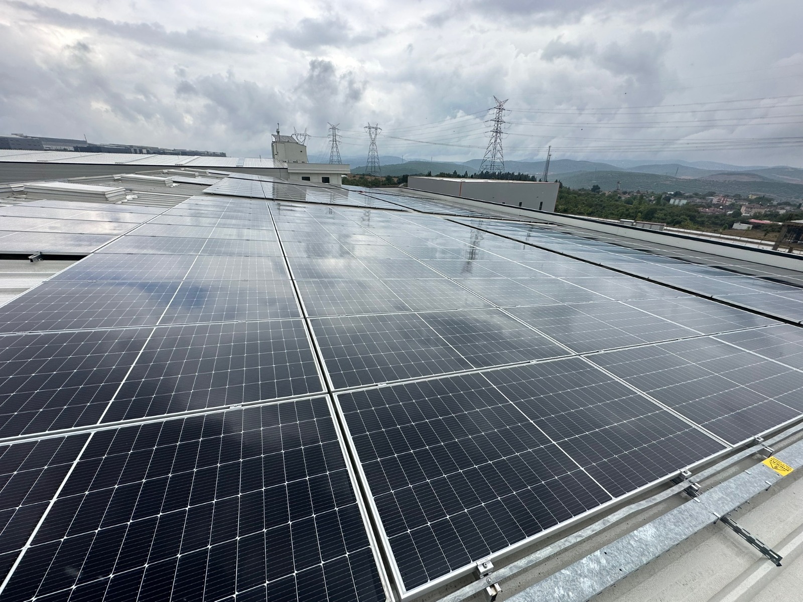 Yakın plan monokristal panel yüzeyi ve taşıyıcı konstrüksiyon